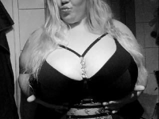 Sugar-Maus Kurvig BBW - All my activities are creative and very fanciful - This is a hot chick for you, my name is Vanessa and I love to get fucked hard! I am very pleased about your visit. 

I am 100 % real, 100 % silicone-free and 100 % amateur.